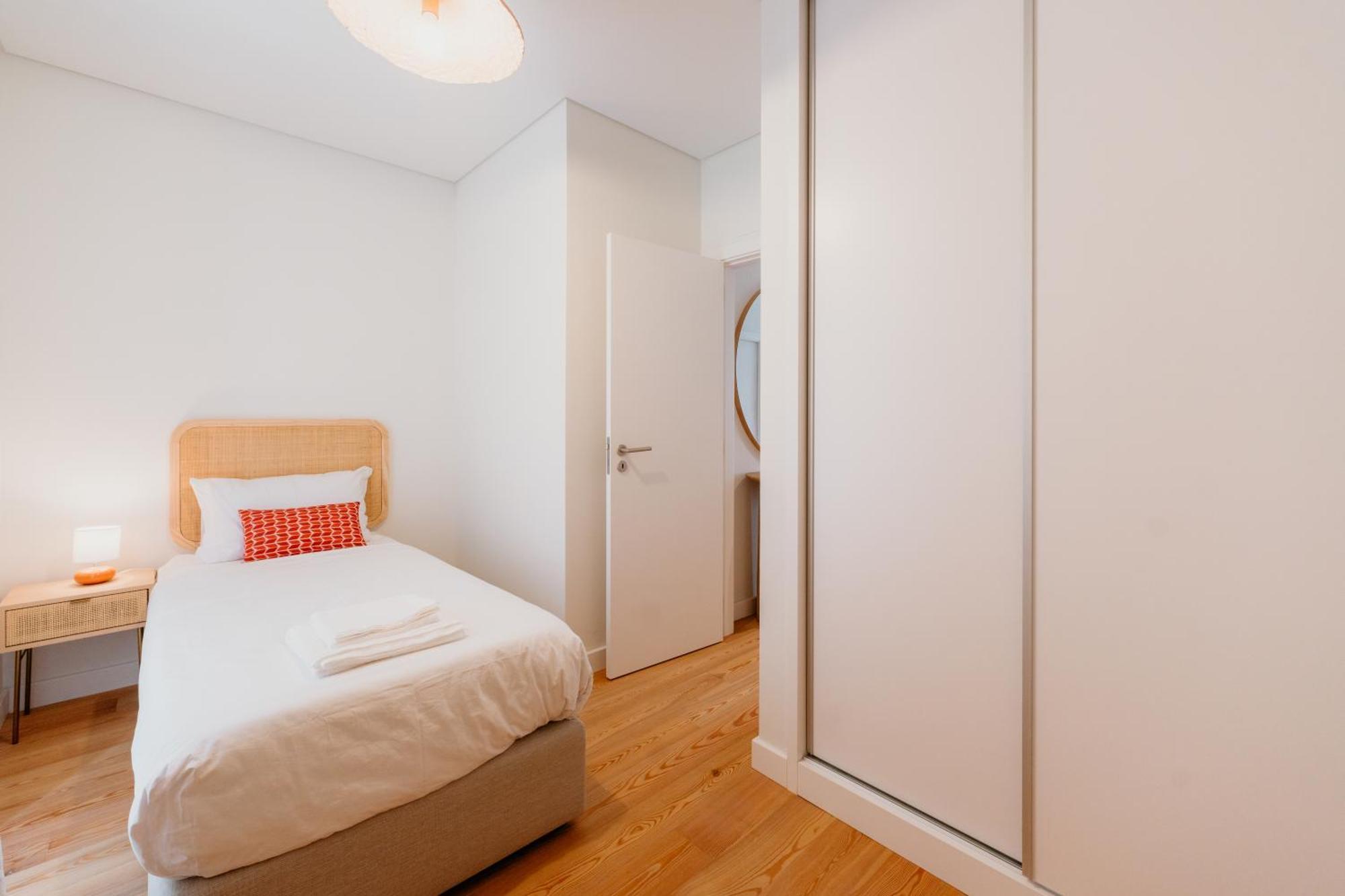 Apartment Mary Orange - No 236 Rc E - Elegant Two-bedroom Urban Retreat